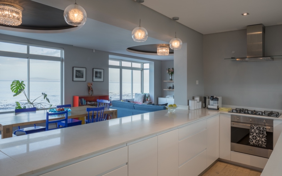 Luxury Vacation Rental Holiday Apartment Cape Town Mouille Point Villa Marina 24 Living07
