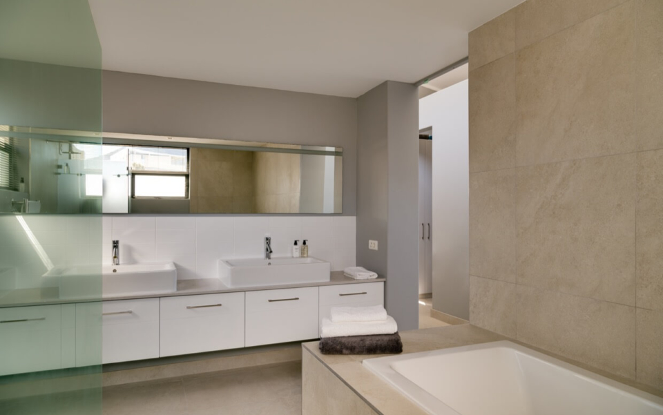 Luxury Villa Rental Cape Town Camps Bay Hely Horizon Bedbath04
