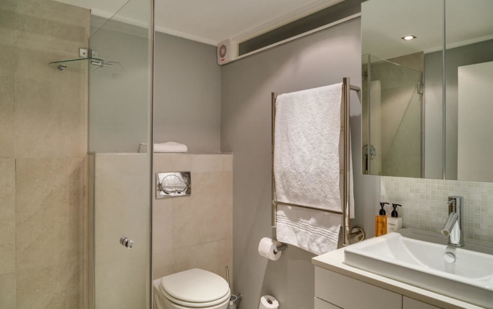 Luxury Villa Rental Cape Town Camps Bay Hely Horizon Bedbath10