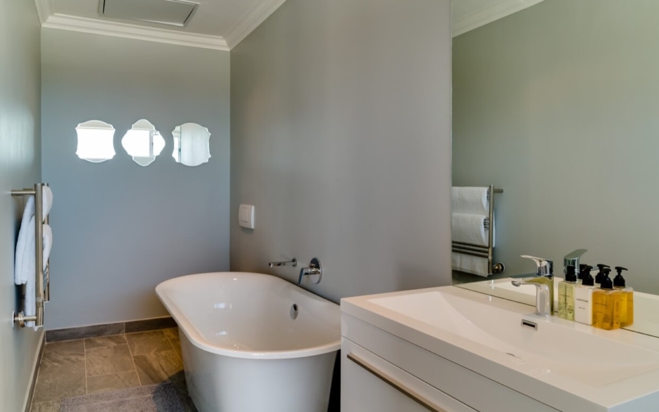 Luxury Villa Vacation Rentals Self Catering Accommodation Cape Town Camps Bay Ottawa Bedbath02