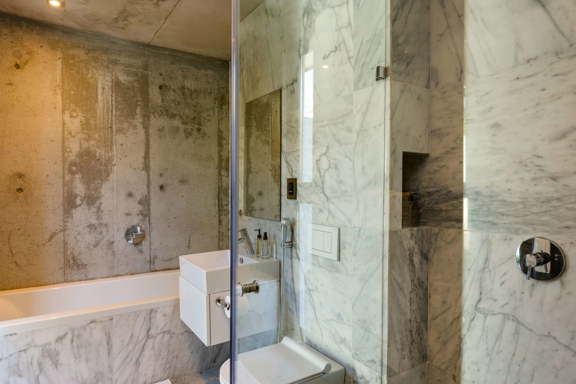 Seasky Villa Management 54 Victoria Hamish Niven Photography Bathroom 2