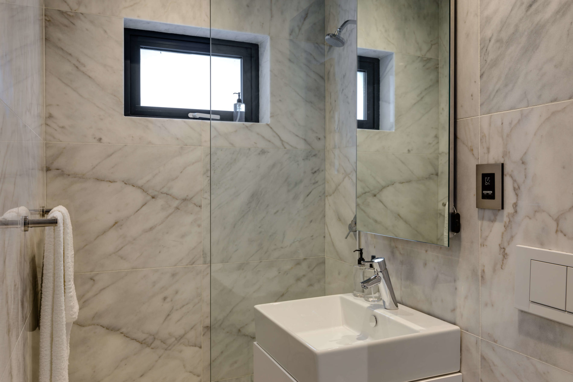 Seasky Villa Management 54 Victoria Hamish Niven Photography Bathroom 3