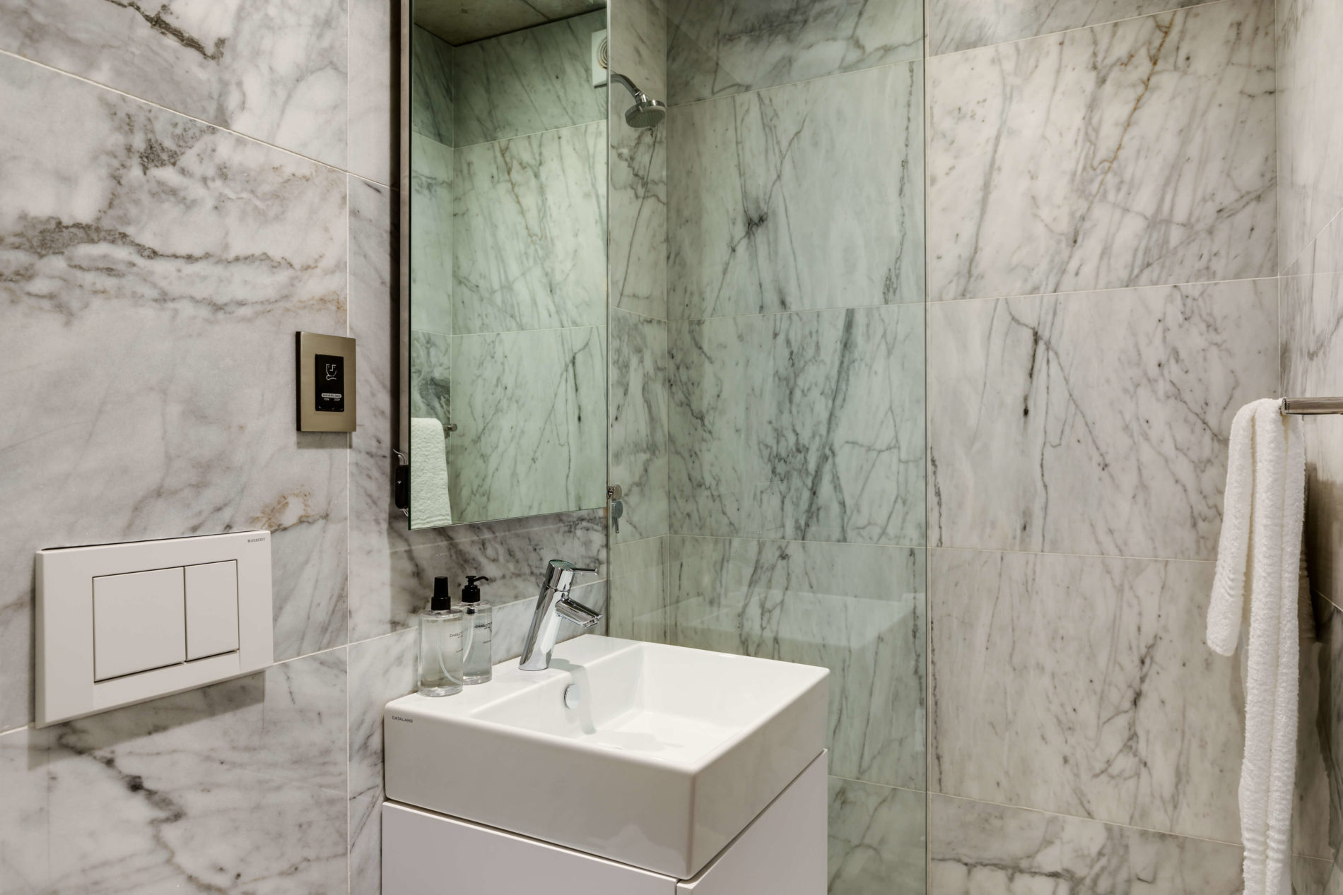 Seasky Villa Management 54 Victoria Hamish Niven Photography Bathroom 4